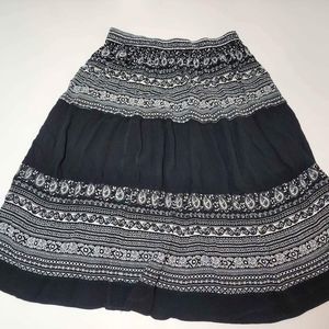 Girls Black and White Size XL A-Line Flowy Knee Lenght 23" Waist D. Shop Sakda